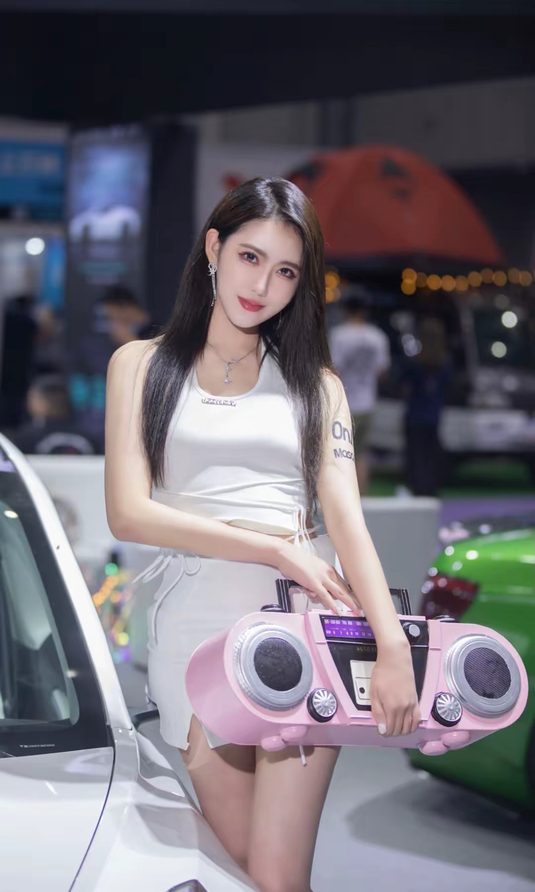 去车展看到这么美的车模小姐姐大家是先看车还是先看小姐姐？其实车与美女在...