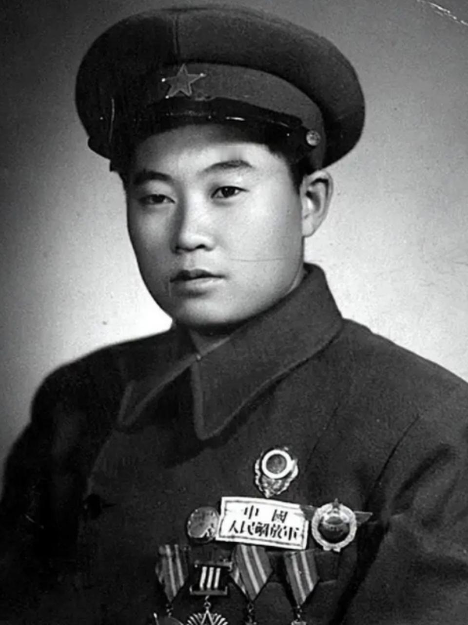 1950年，战斗英雄郭富下身血流不止，医生正要解扣子着手检查，不料，郭富一把拦住