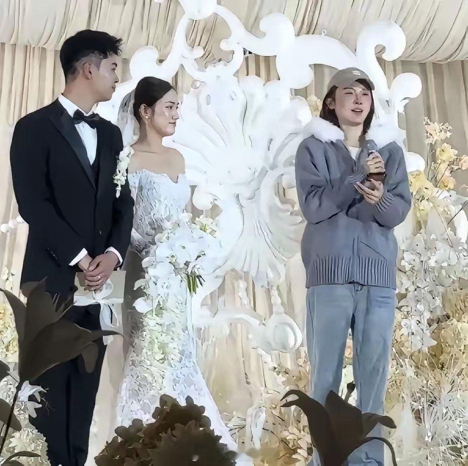 吴艳妮穿休闲服跟穿运动服装，真的是两种风格，回成都参加姐姐婚礼，一身休闲装，让人