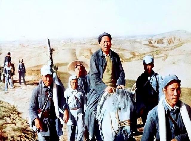 1947年的陕北，胡宗南带着25万大军扑过来，延安主动放弃，西北野战兵团满打满算