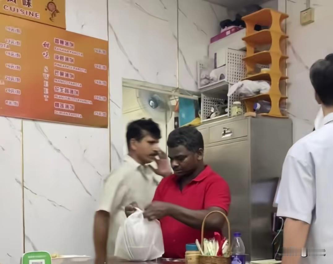 深圳某餐馆里，一群印度游客用餐时，竟对邻桌用筷子吃饭的本地阿姨露出不悦神情。更令