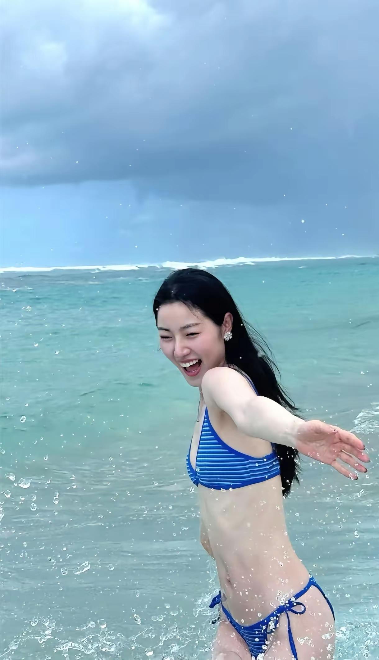 奔赴山海，拥抱自由，在浪花里做最快乐的自己。