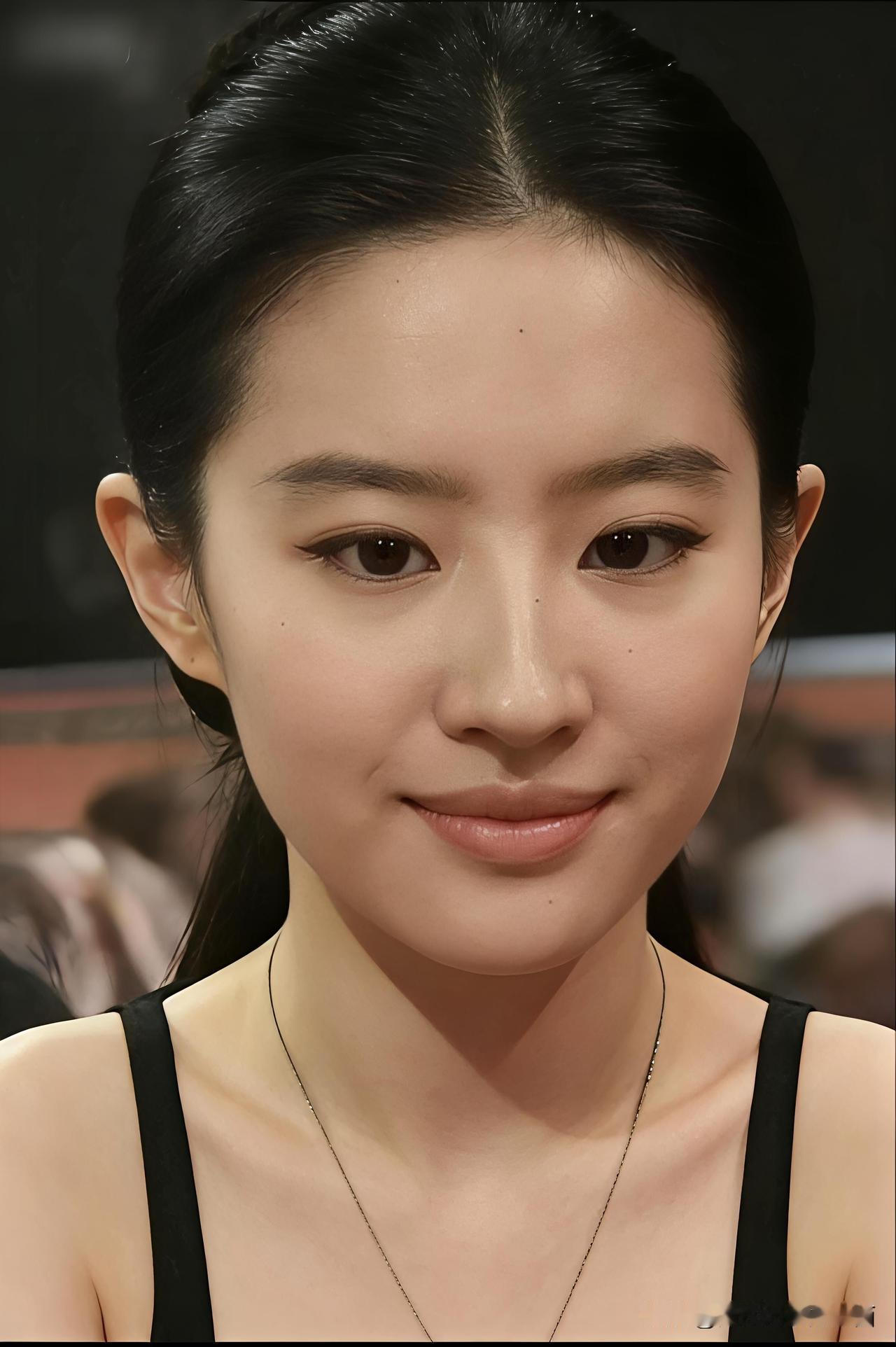 神仙姐姐只化了淡淡的妆，这样的怼脸拍自然又好看，舒展大方，她的美是典型的东方绝色