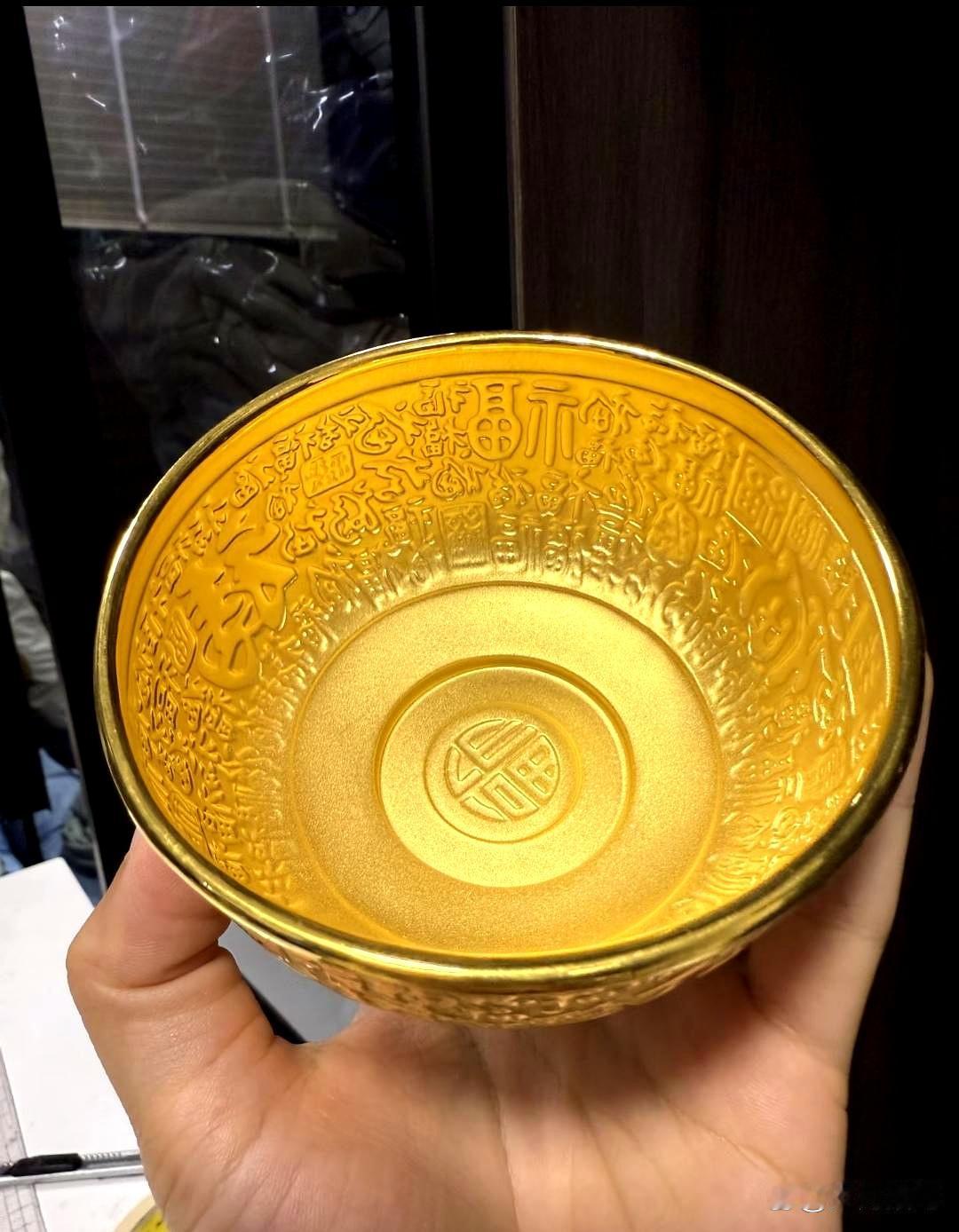 婆婆去世三个月了。她走那天，我守灵到天亮，在棺材前哭得撕心裂肺。亲戚们都夸我