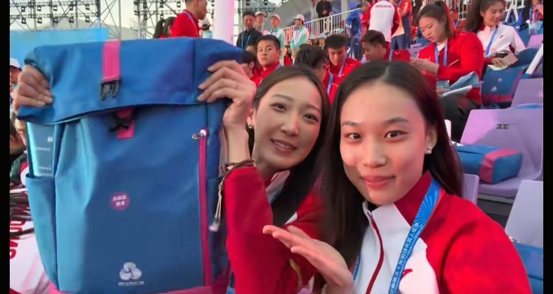 11月21日晚，参加全运会闭幕式的运动员收到了礼包，有运动员分享了礼包里面的东西