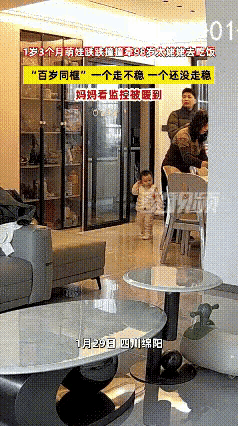 四川绵阳这一幕太戳人了，家人喊外婆吃饭，1岁3个月的小宝宝立马牵起98岁祖祖