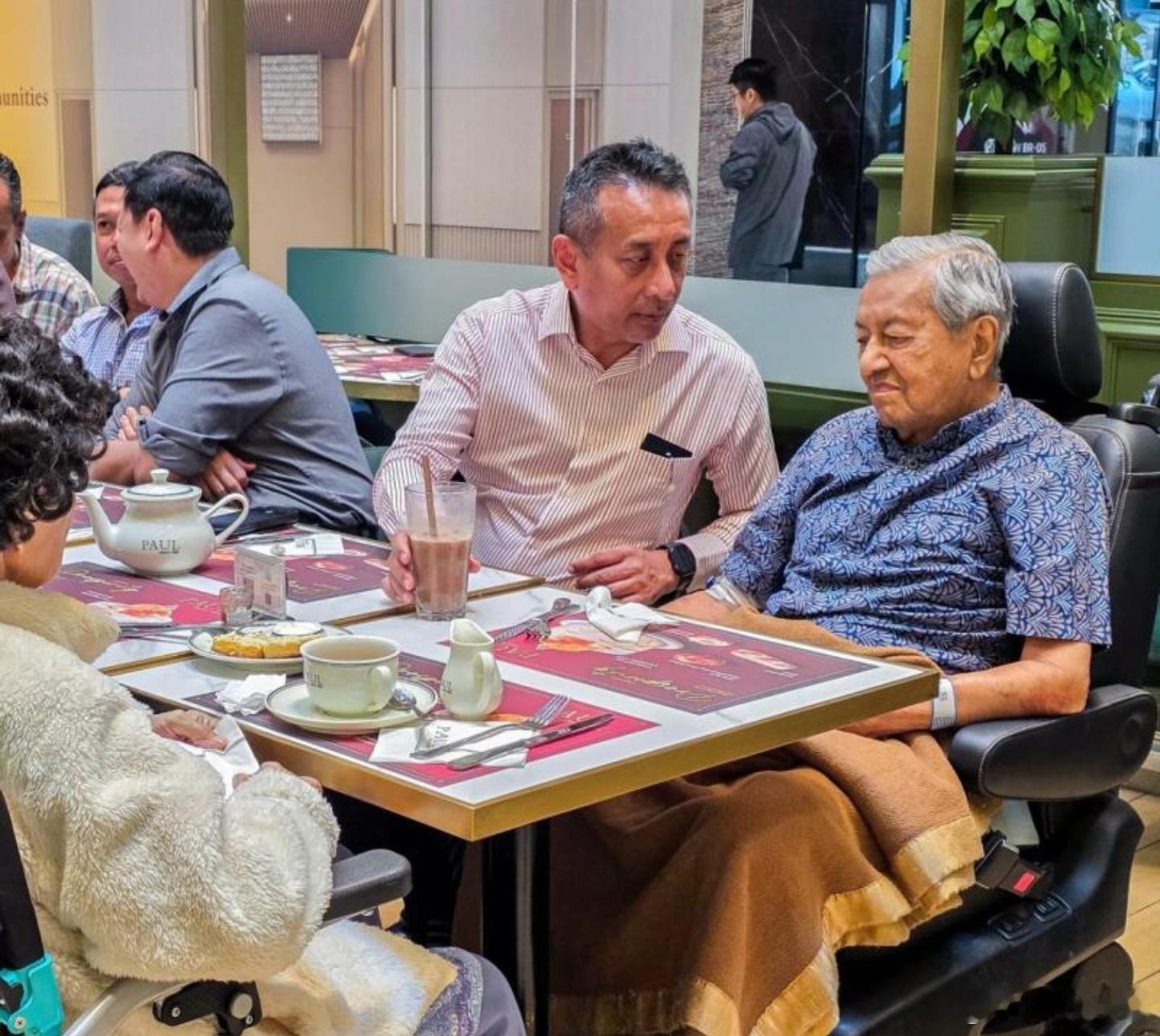 101岁的马哈蒂尔近来健康状况不佳，多次入院。近僚透露，老马不会再涉足政坛，也不