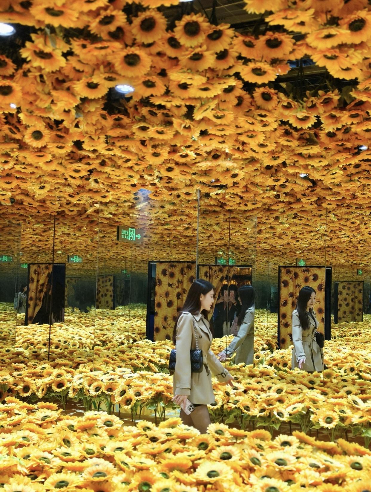 什么样的穿搭可以成为气质女神?置身花海，镜中自拍的艺术之旅