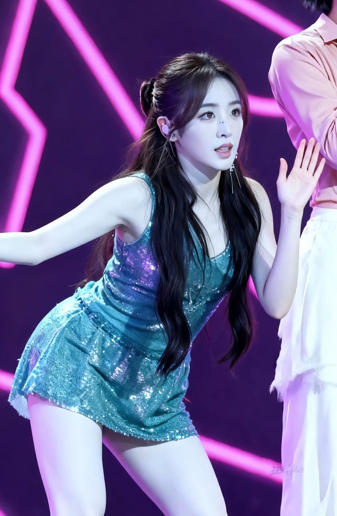 酸酸甜甜，酸甜女孩张含韵本事太大了，不仅会唱歌，会演戏，身材也被自己练的好好的