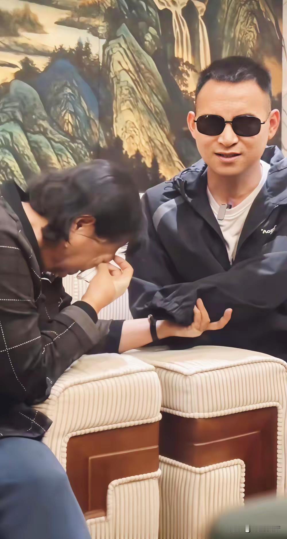 张桂梅校长与排雷英雄杜富国见面，这一幕太感人车刚停，张校长快速走到杜富国面前，