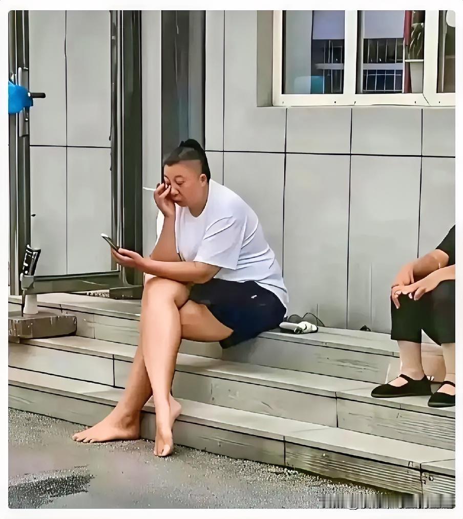 东北雨姐，登上热搜。7月31日有人在本溪街头拍到她，利落短寸、穿搭朴素，骑