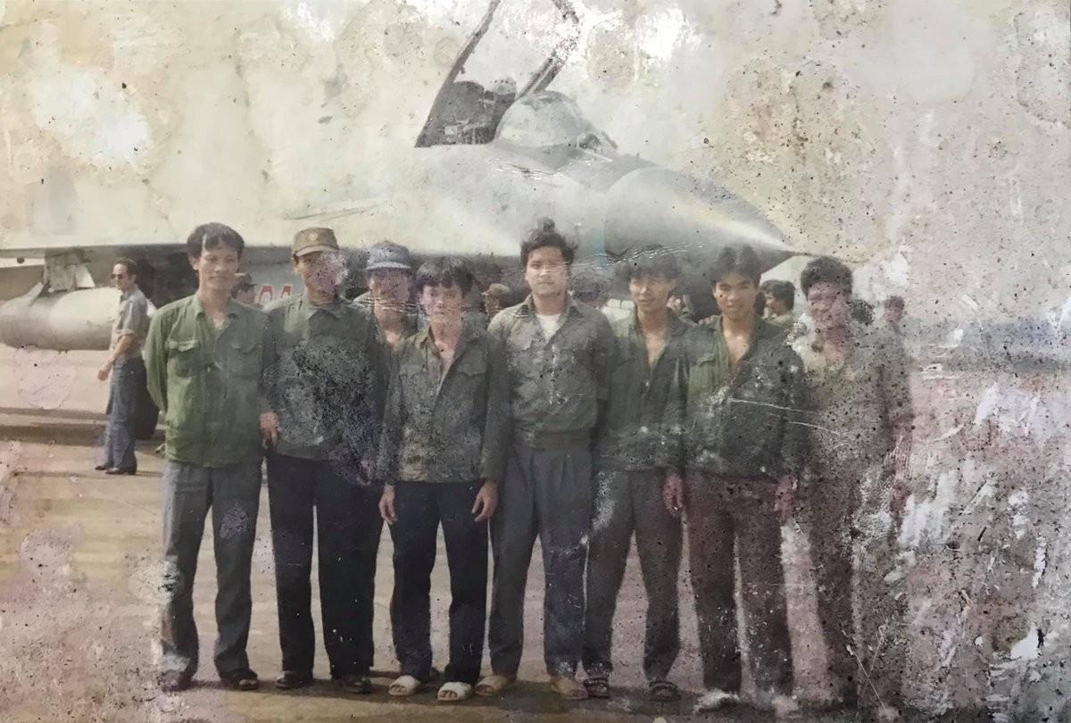 1995年俄罗斯米格-29战斗机在越南岘港的照片这一年是越南订购的首批苏-27