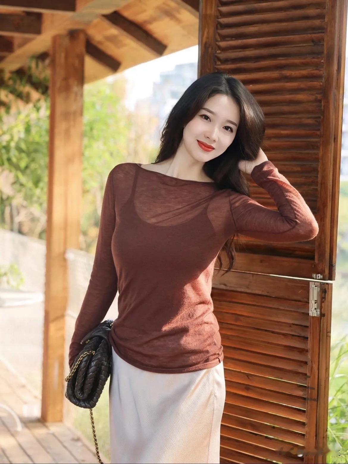 比起有人左右情绪的生活我更喜欢无人问津的日子不求所有的时光都泛着光只希望它