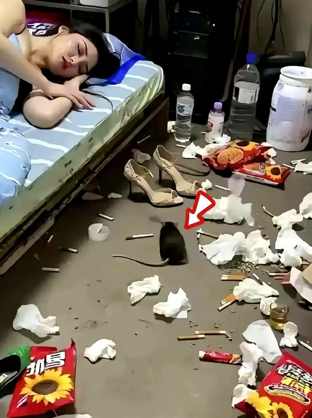 广东东莞有一名外卖小哥到一栋居民楼送外卖，当他把快餐送到客人家门口的时候，发现客