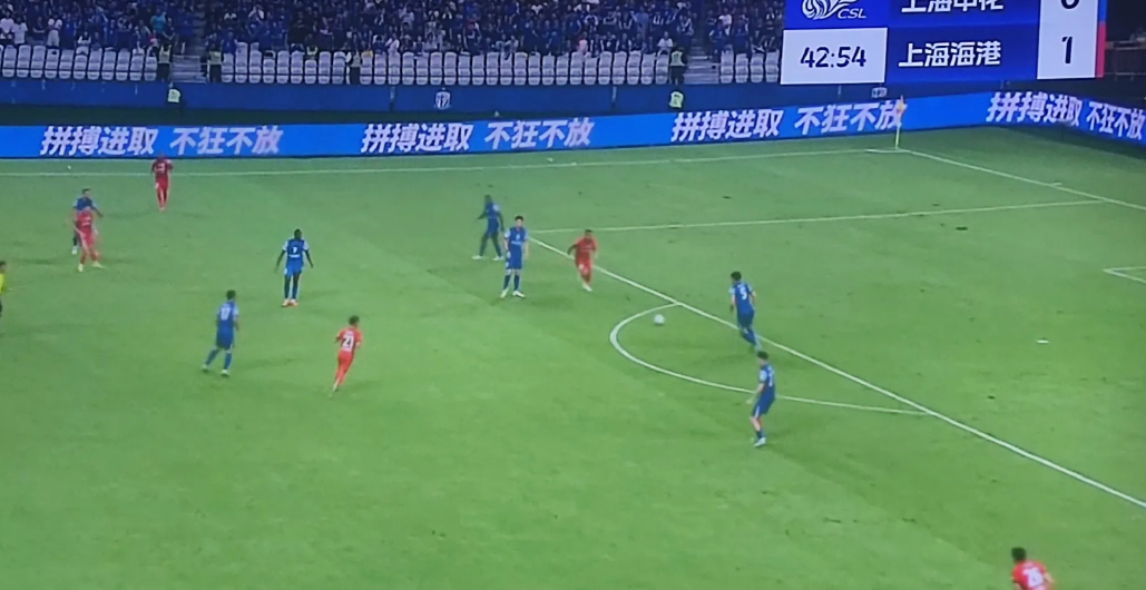 中超巅峰对决的上半场比赛以上海海港一球暂时领先于上海申花。这个上半场比赛可谓紧张