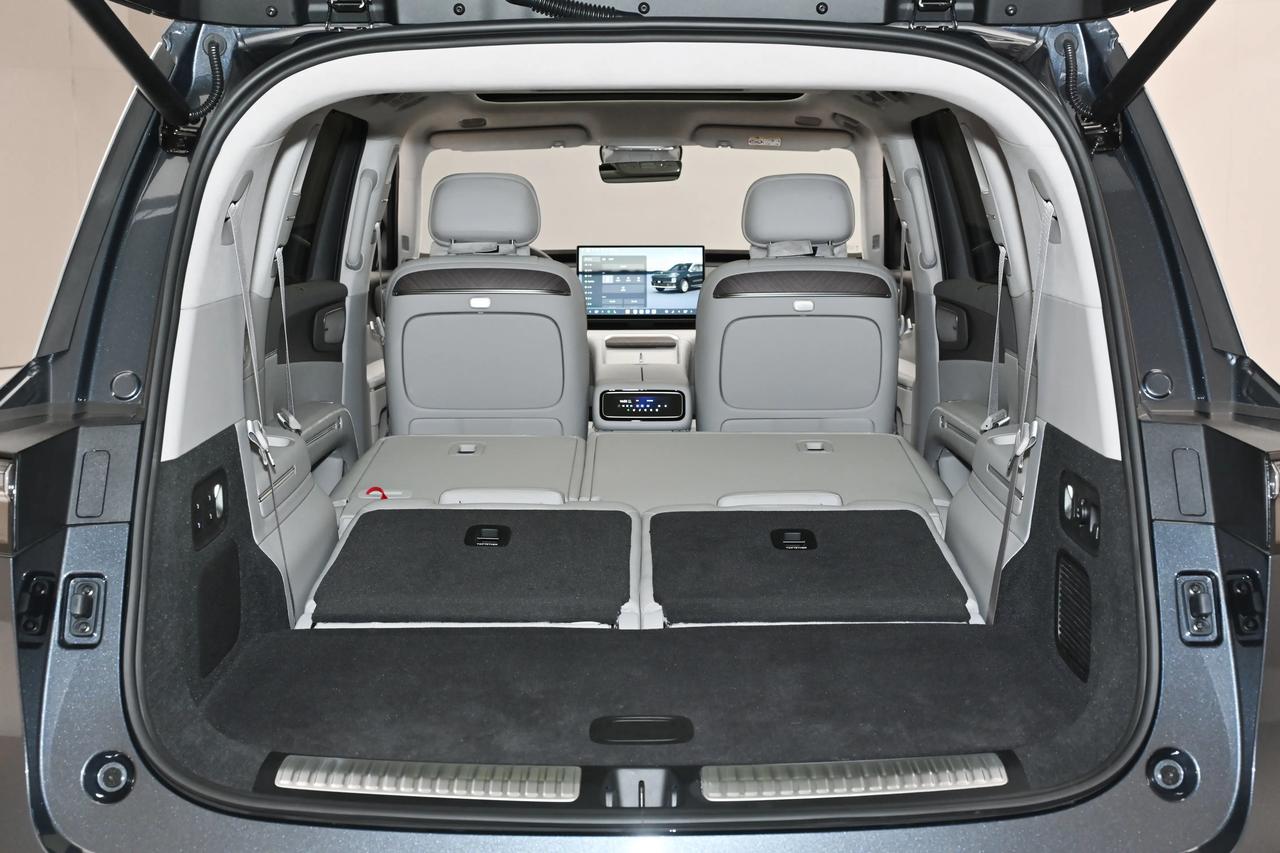 看到这个图，可以确定零跑D19必爆款。7座版的零跑D19，后面两排放倒，可以