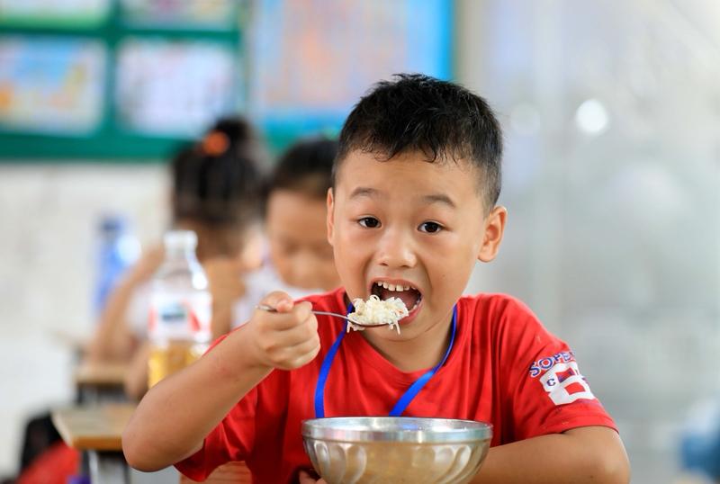 4月19日，广西陆川某小学食堂员工疑把营养午餐带回家的视频曝光，引发轩然大波。这