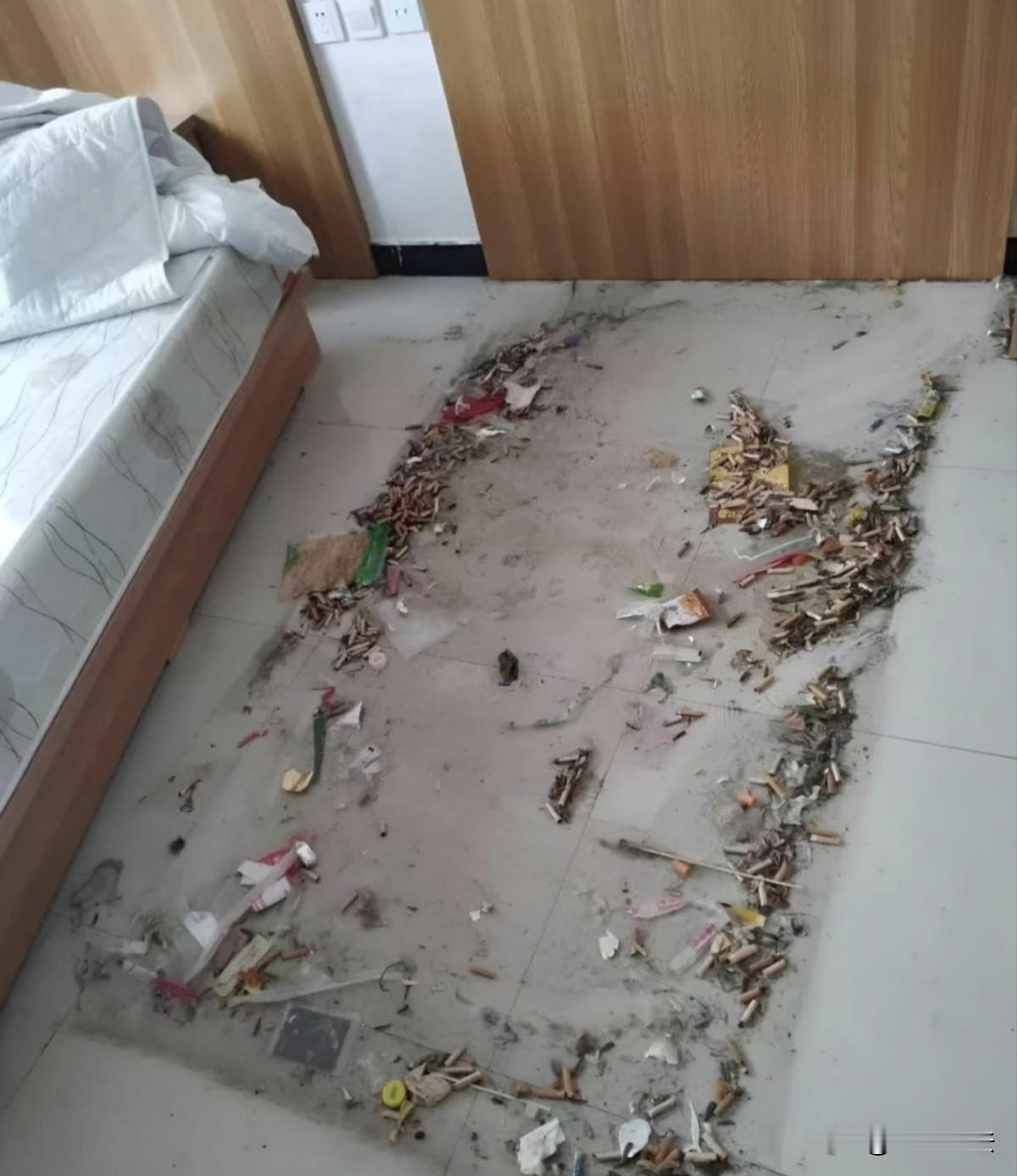 甘肃兰州，男子入住一家酒店，总觉得有一股腐烂的味道。掀开床底一看，竟然全是用过的