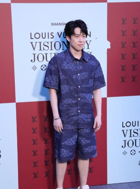 王楚钦一身清爽牛仔套装参加LV时尚活动。顶级运动员的气场就是不一样，即使离开排