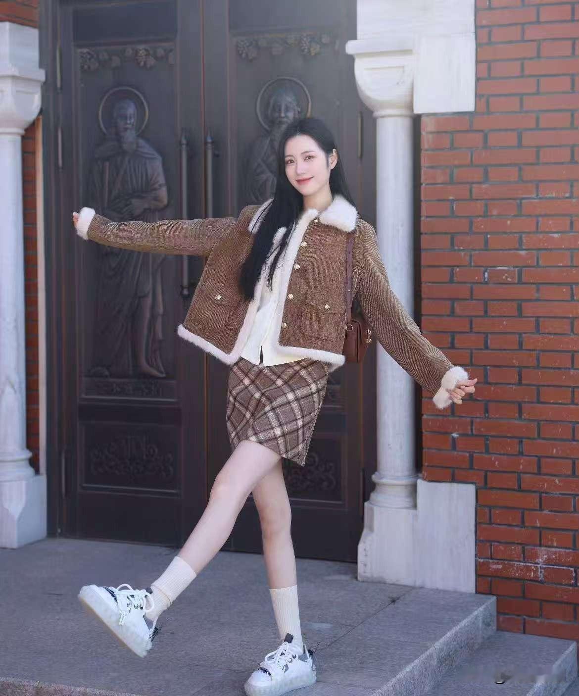 公司聘请的平面模特，摄影师拿单反拍我拿手机拍。平面摄影模特双休职业模特模特设