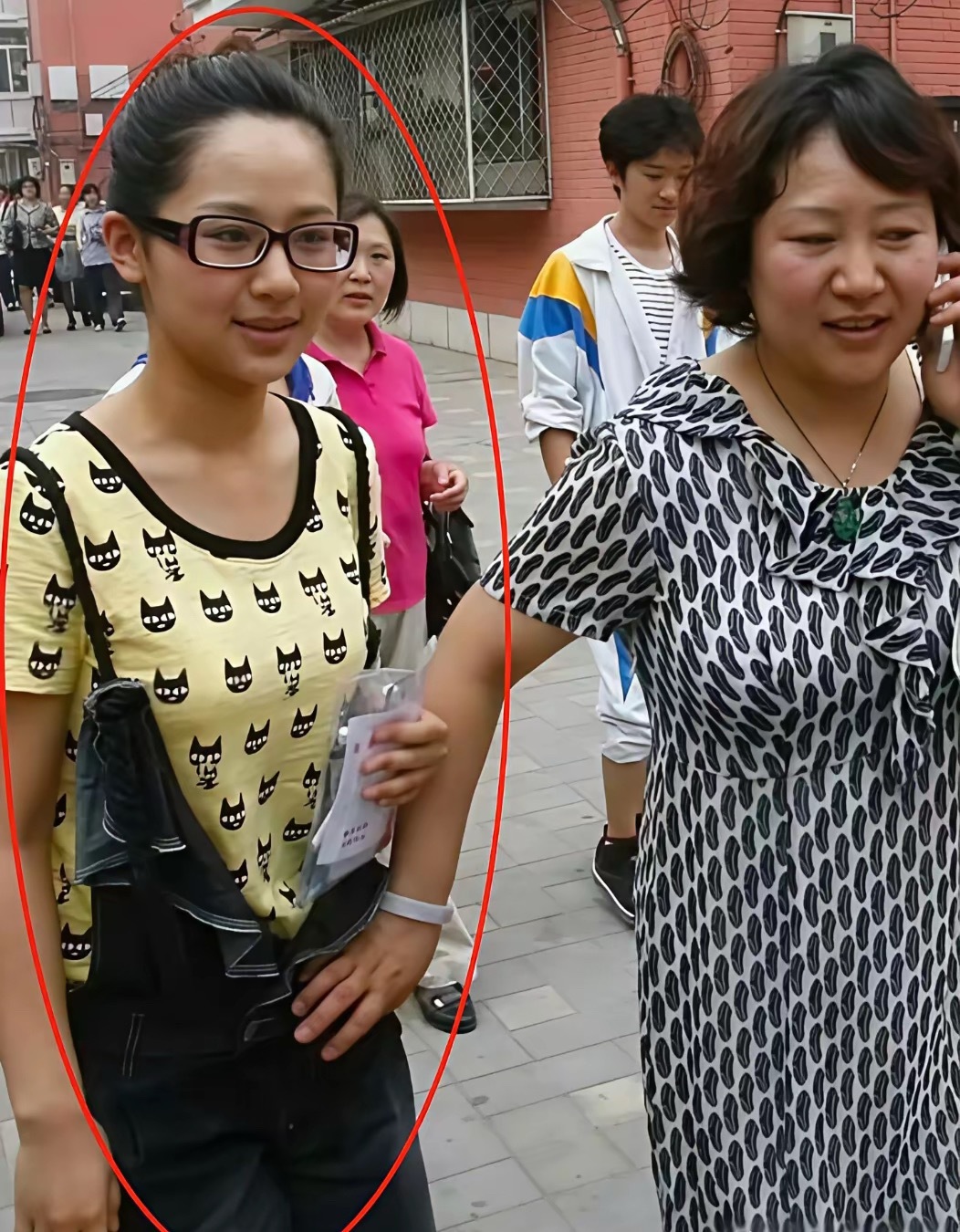 杨紫原来长这样，看来挺随她妈妈的，真的是女大十八变，变得都不认识了。​​​