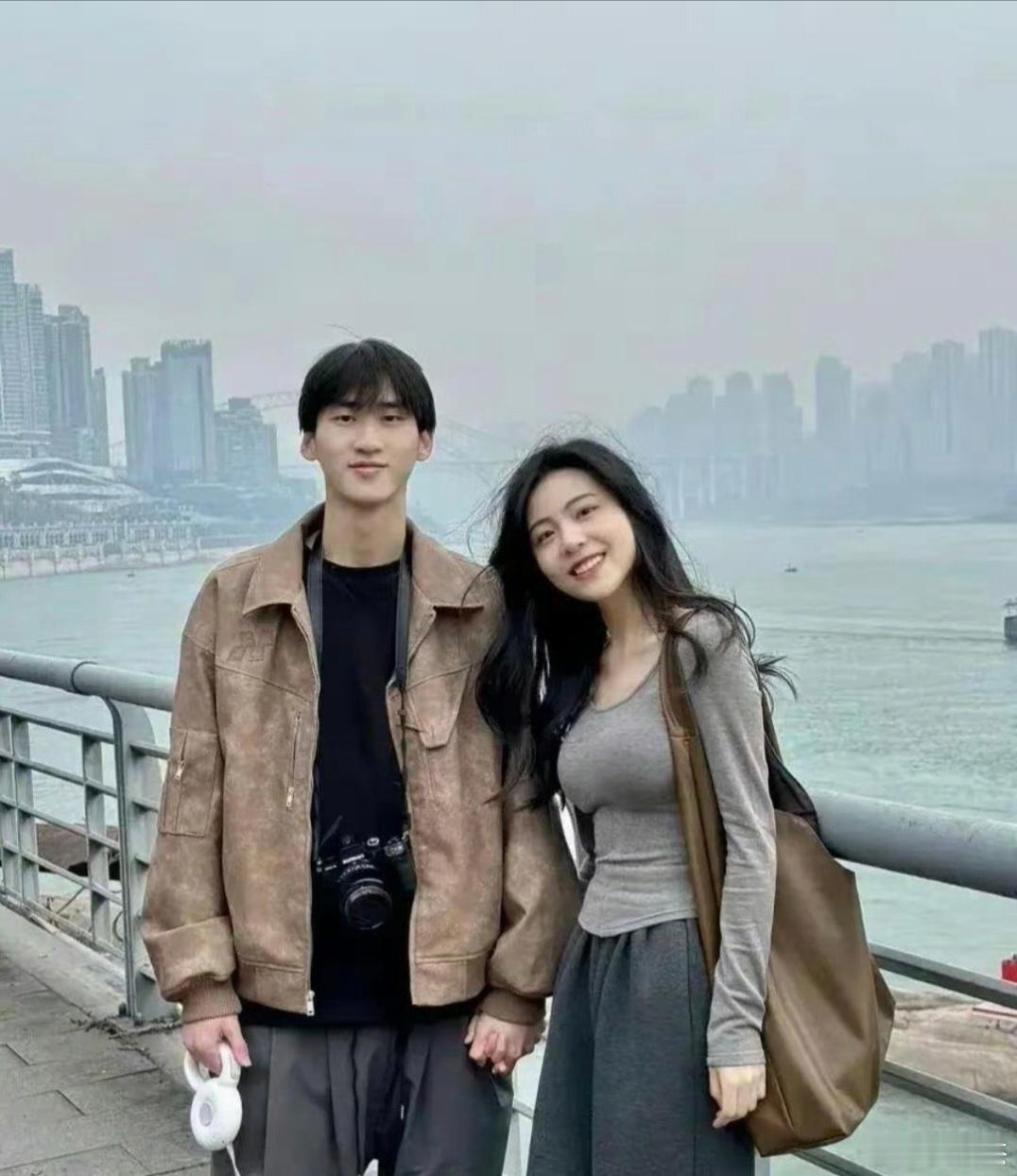 女生好开心，男生好幸福，天生一对。