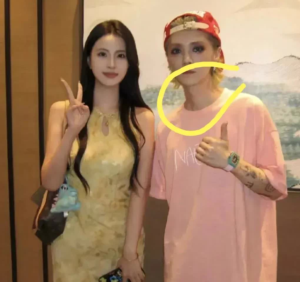 看到鹿晗与女纷丝合影照，终于理解鹿晗为什么看着，阴柔，女生相了，