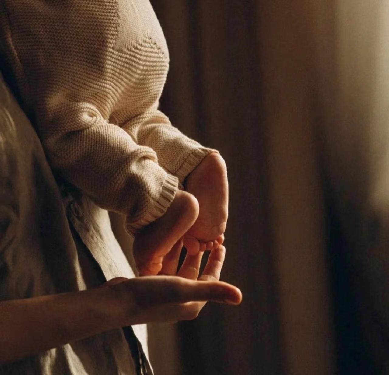 孝顺这事，说白了就是要有颗感恩和包容的心。你想想，小时候你摔了跤，他们总是第一