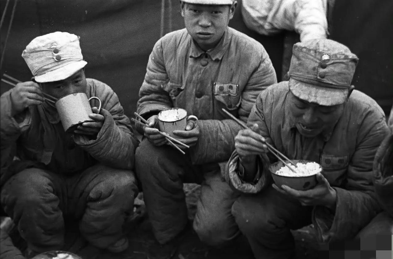 1949年，淮海战役中，国军士兵的镜头，目光茫然呆滞，伙食低劣1949年，正