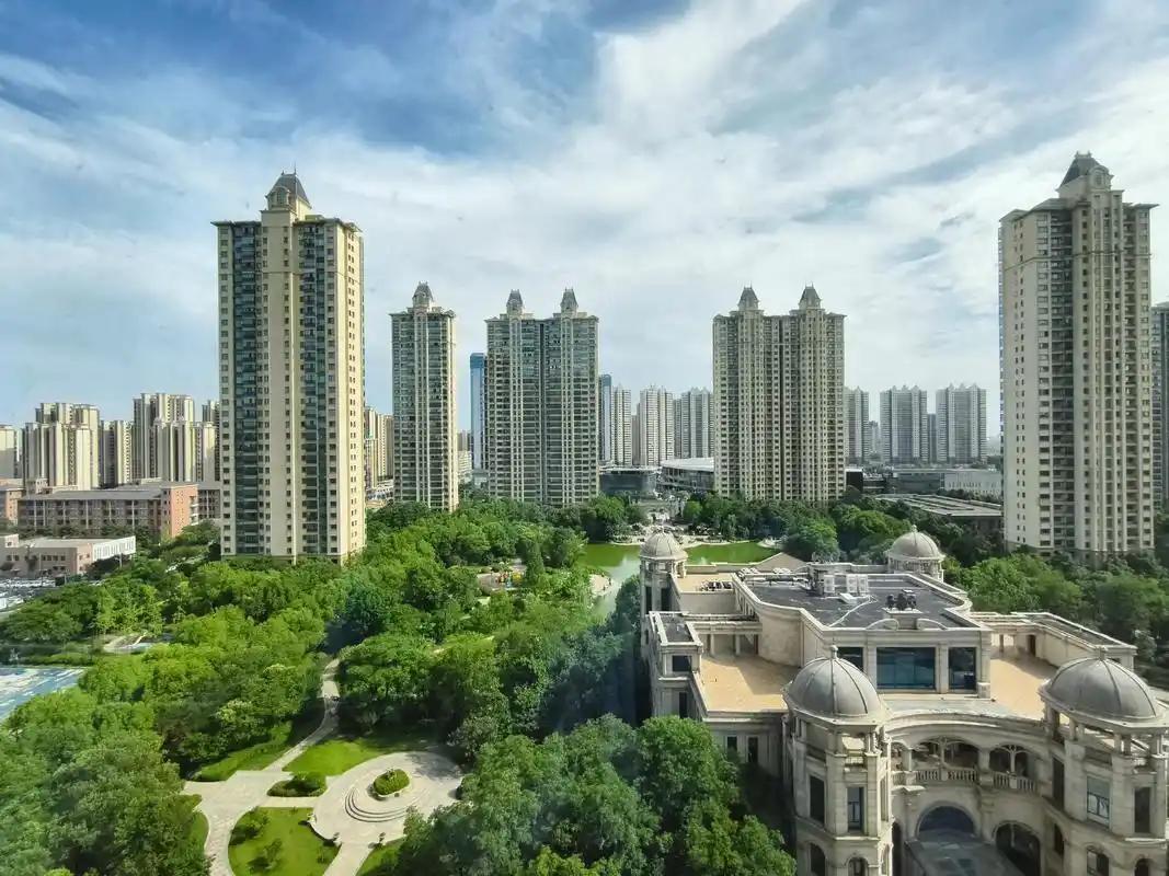 恒大在全国的楼盘户型、外观造型和颜色感觉都是一个模子刻出来的一样，恒大小区