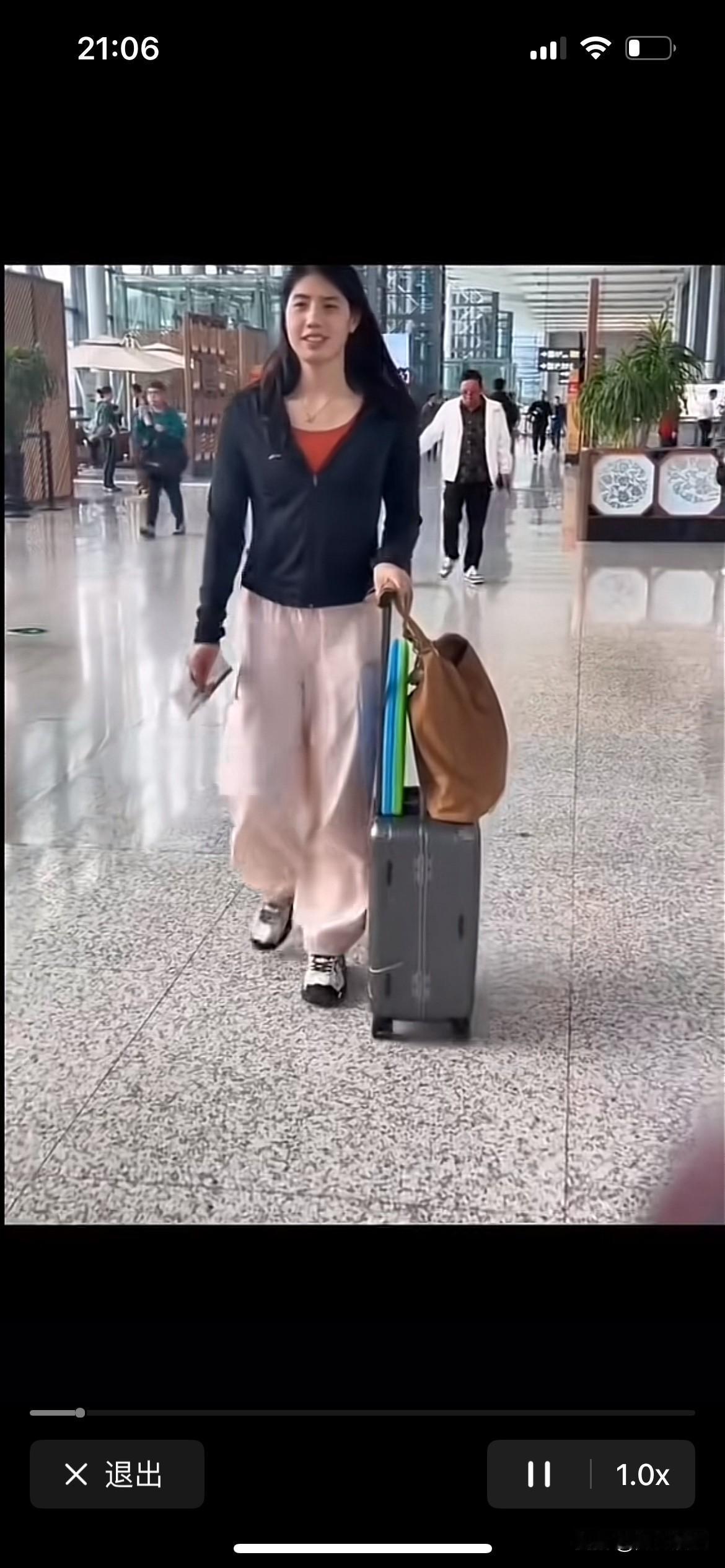 “泳坛一姐”张雨霏一身休闲装出行，这气质是一身俱来的，一路走着一路笑，面对粉丝也