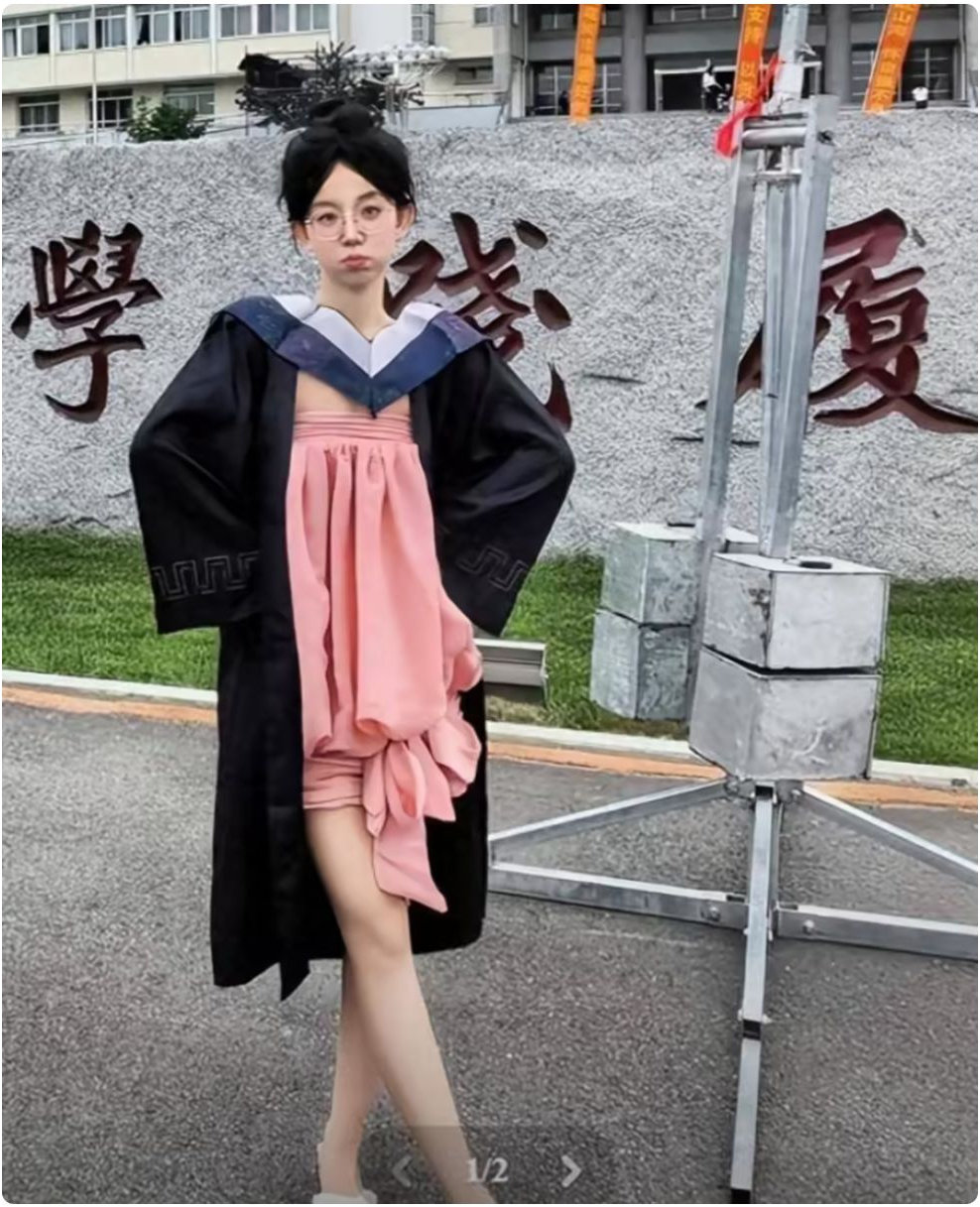 “穿成这样不尴尬吗？”女生参加毕业典礼因学士服内搭超短裙被群嘲