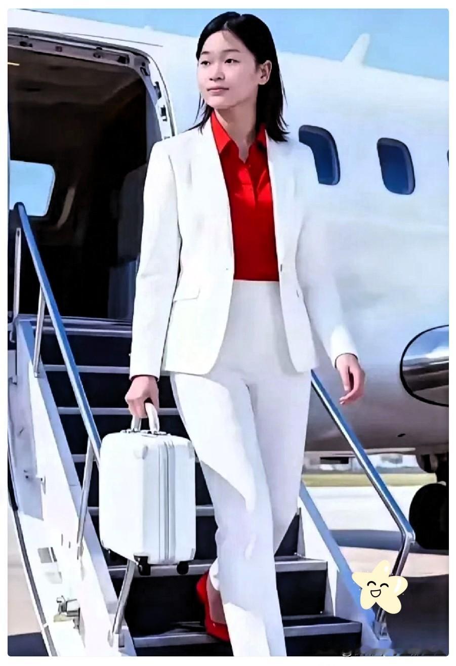 当她摘下泳帽，别上航徽——你没看错，这是全红婵。全红婵在镜头前的表现专业