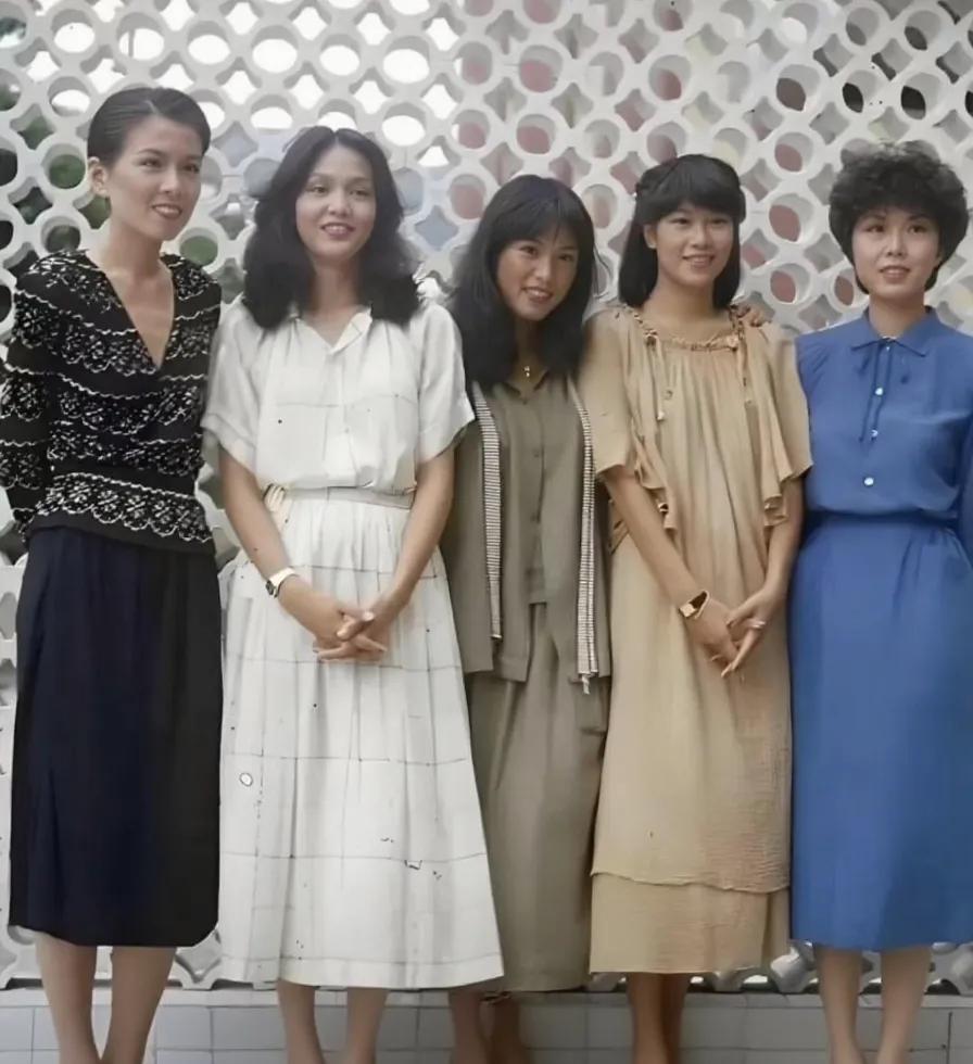 80年代香港演艺圈5位女明星合影我只认识郑裕玲。