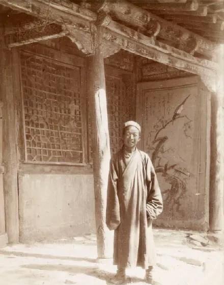 1900年5月26日，一位道士起了个大早便开始清理甬道中的积沙。当他漫不经心地观