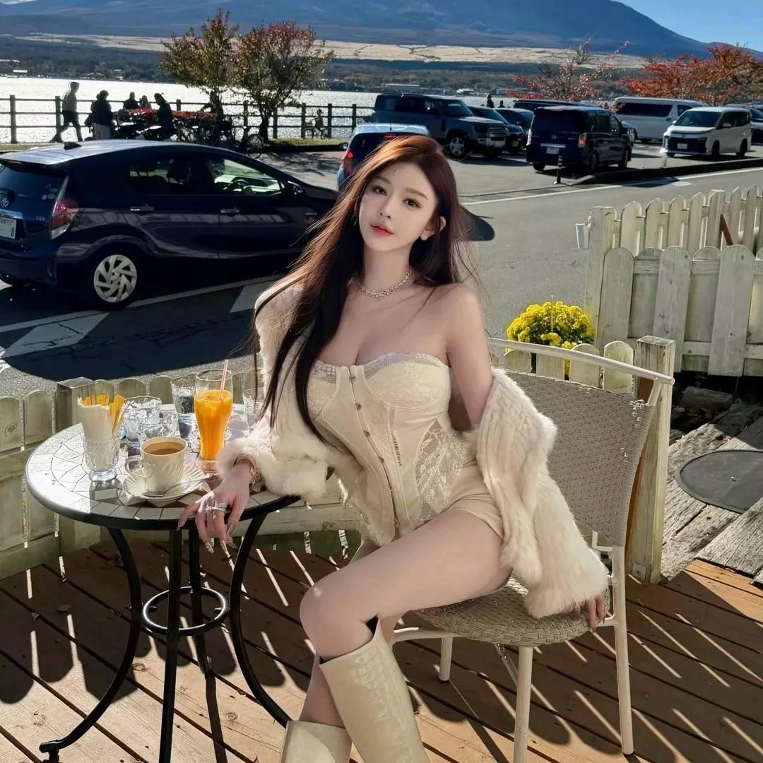 湖边小憩，暖阳洒满身秋日里的咖啡馆秋日小憩照咖啡休闲照氛围感下午茶宁静湖