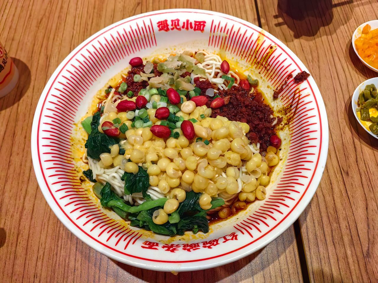 “遇见小面”这早餐做的颜值高，让人特别有食欲。红豌豆炸酱面，红豆、豌豆、肉酱、菜