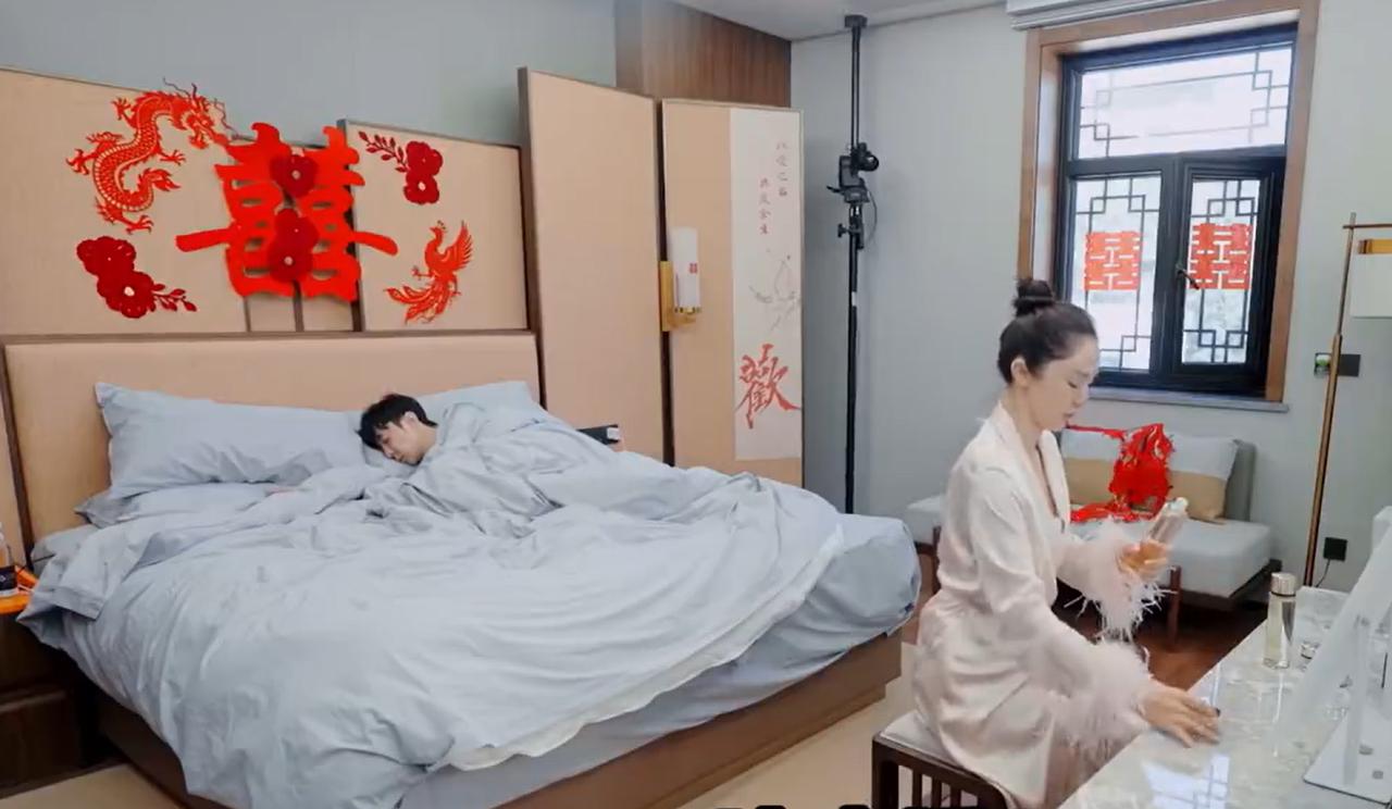 别再替董璇瞎操心“恋爱脑”了！你以为她是为爱冲昏头，人家早把娱乐圈的算盘打得