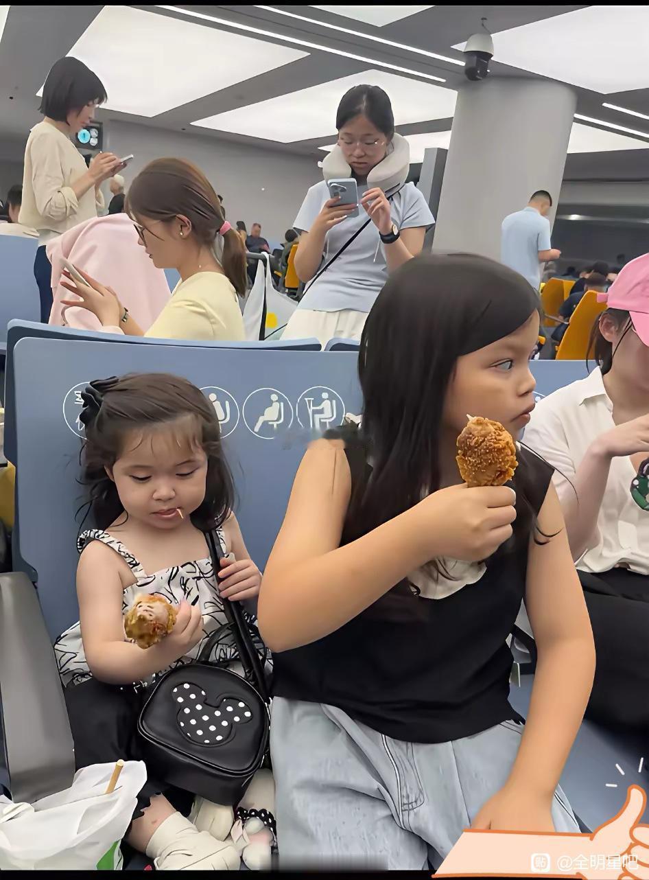 爹的影响，太大了！韩安冉的两个女儿，同妈，不同爹，我真的会，偏心。大女儿和参加变