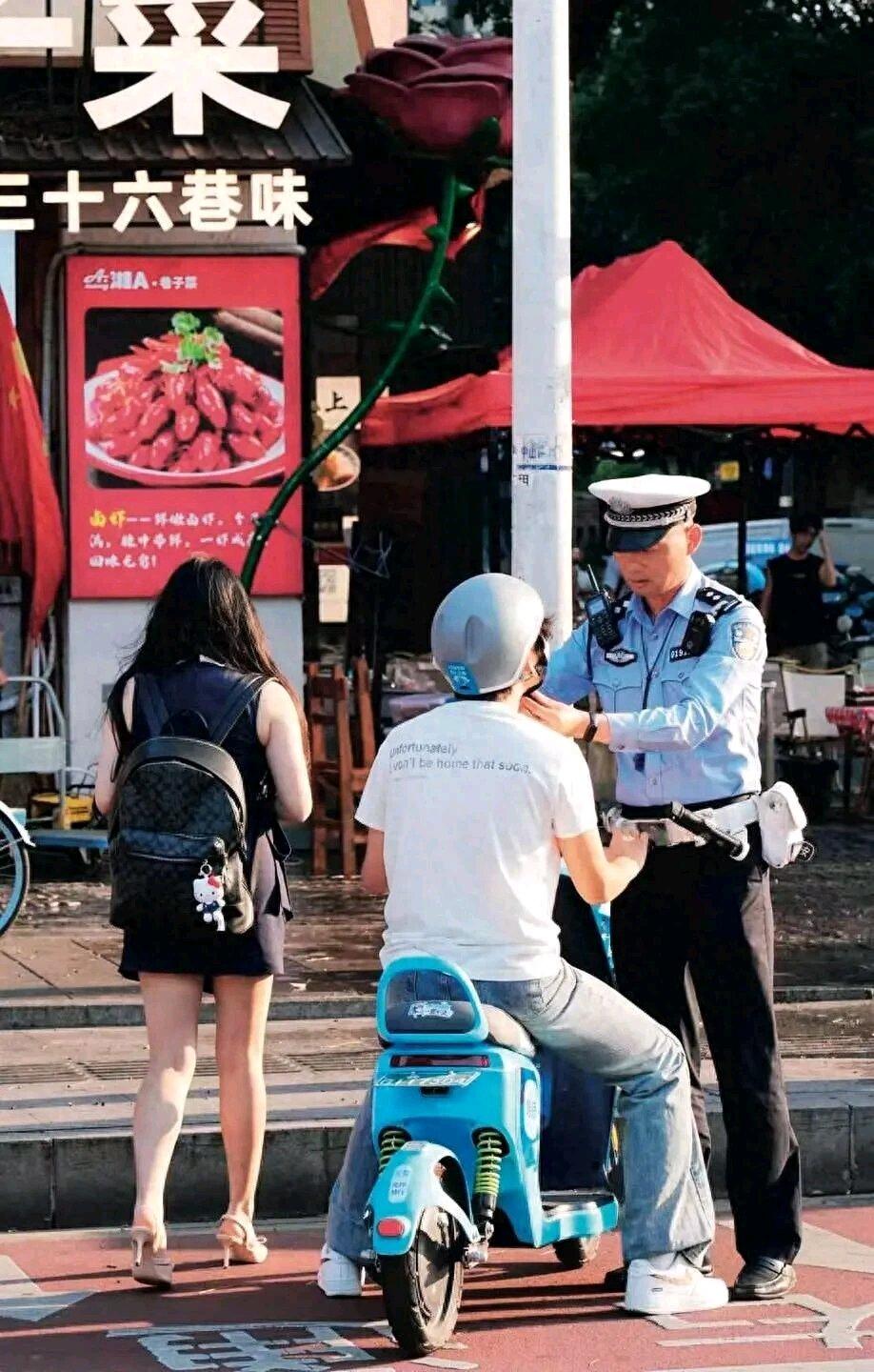 现在路上的“隐形马路杀手”真的越来越藏不住了。全国电动自行车保有量都破4亿辆了