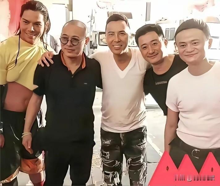 都说现在的演员明星巨有钱，恐怕左手四位明星的钱加起来，都比不上马云先生的一个