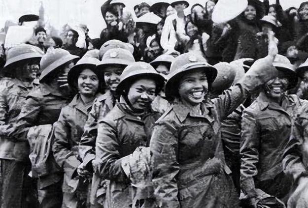 1979年，越南女兵混入我军后方使阴招，张万年拒绝脱衣检查，想出三个绝招识破伪装