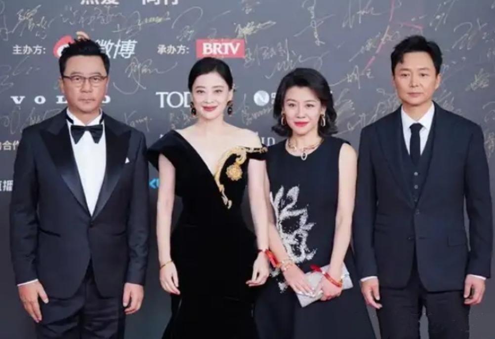 4星同框：梅婷鲜衣盛妆，皓肤如玉，气场全开；刘琳珠围翠绕，兰手纤纤；郭涛西装革履