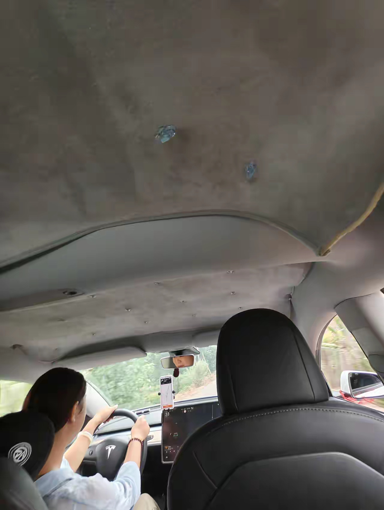 打车打到一个特斯拉Model3，车主说车里太热了，刚开始买的遮阳帘效果不太好，