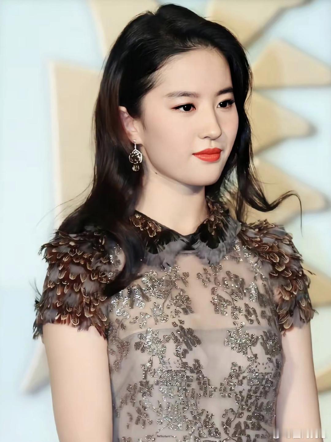 被刘亦菲美到了！“仙女姐姐”的称号果然名不虚传，这状态简直美翻，仙气十足！​​