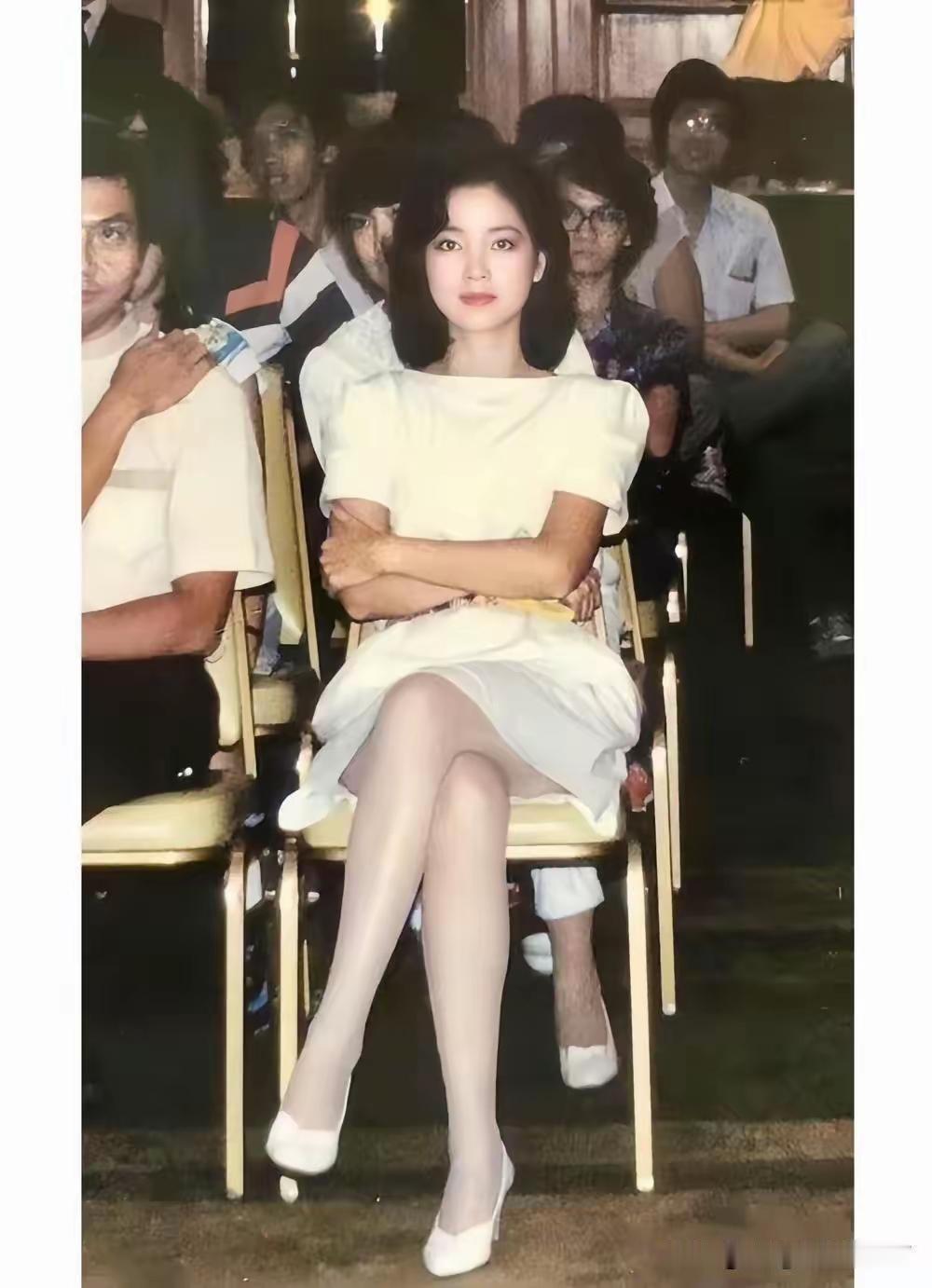 翻看1981年邓丽君的旧照，28岁的她美得浑然天成，这股韵味真不是如今滤镜、妆容