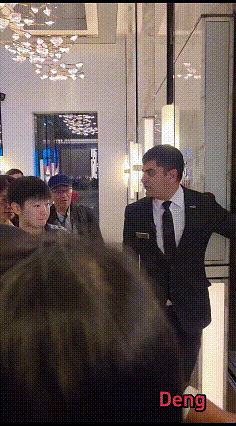 粉丝：莎莎，莎莎来了，快看莎莎。莎莎：按电梯键，没人上吗？为啥我按了不关门[笑