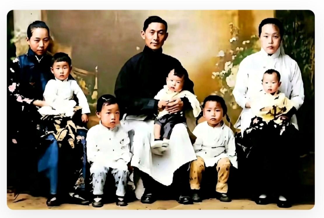 1915年，蔡锷将军在北京北京棉花胡同66号拍摄的一张全家福。将军居中而坐，两位