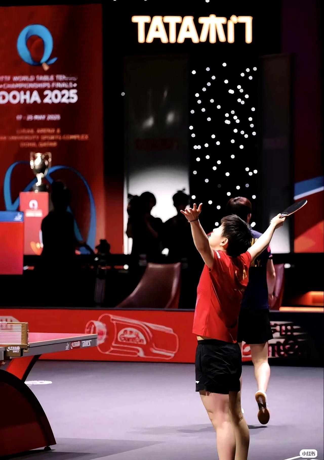 聊聊孙颖莎这姑娘，真是有点东西。前阵子脚踝受伤，医生让她歇8周。结果呢？人