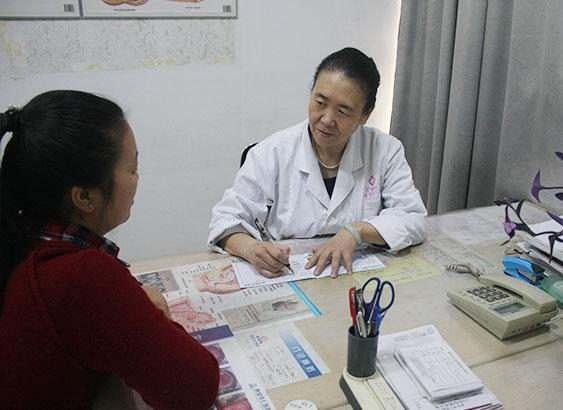 年轻女子腰痛难忍, 再三要求做手术, 医生: 根本不需要